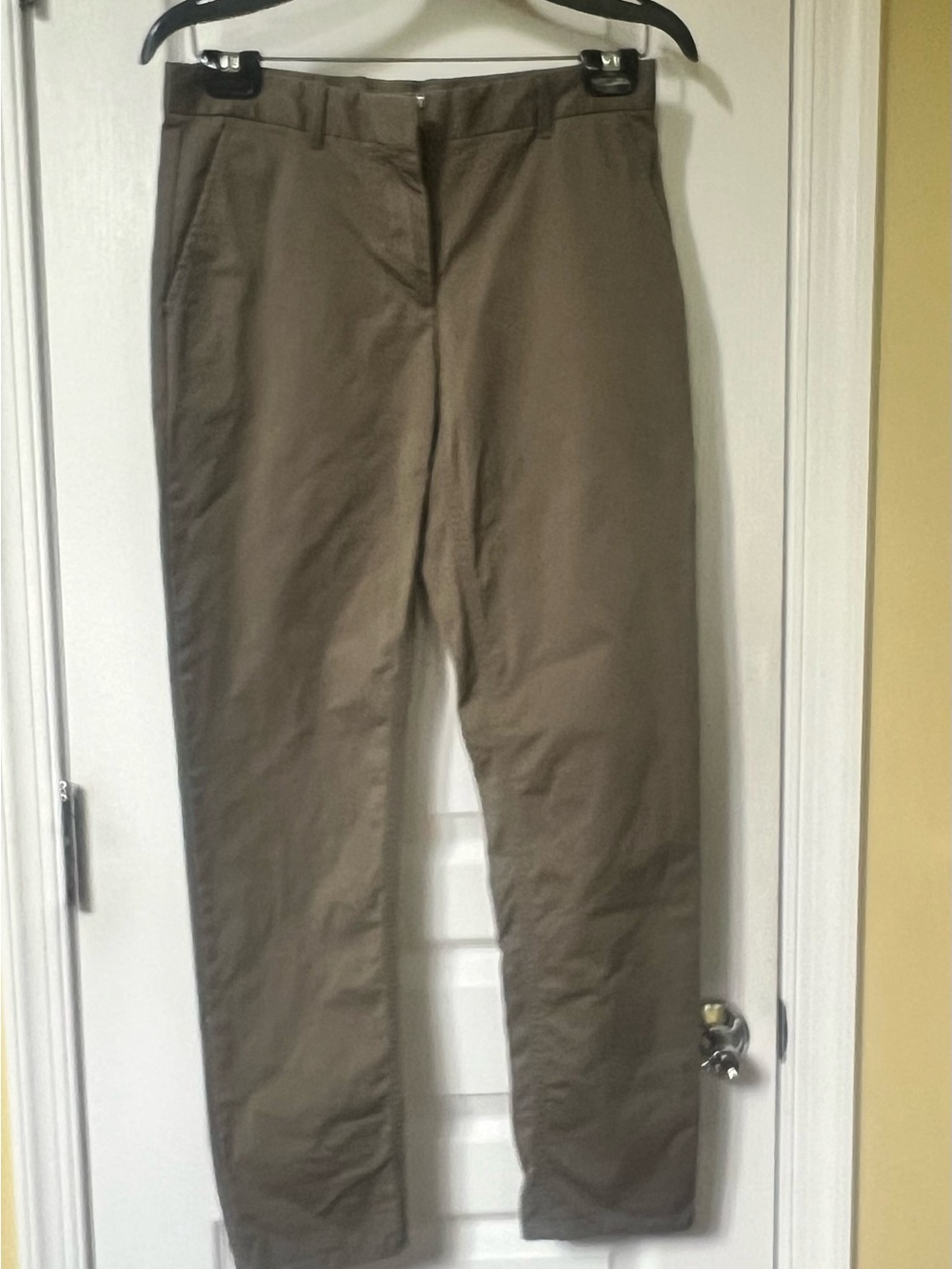 GAP Broken in Straight Khakis. 00r